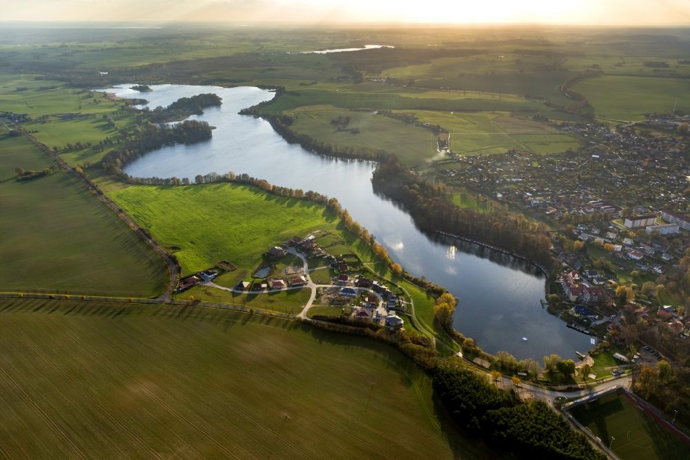 Luftbild Penzlin - Herbstlandschaft mit dem Penzliner Stadtsee in Penzlin im Bundesland Mecklenburg-Vorpommern