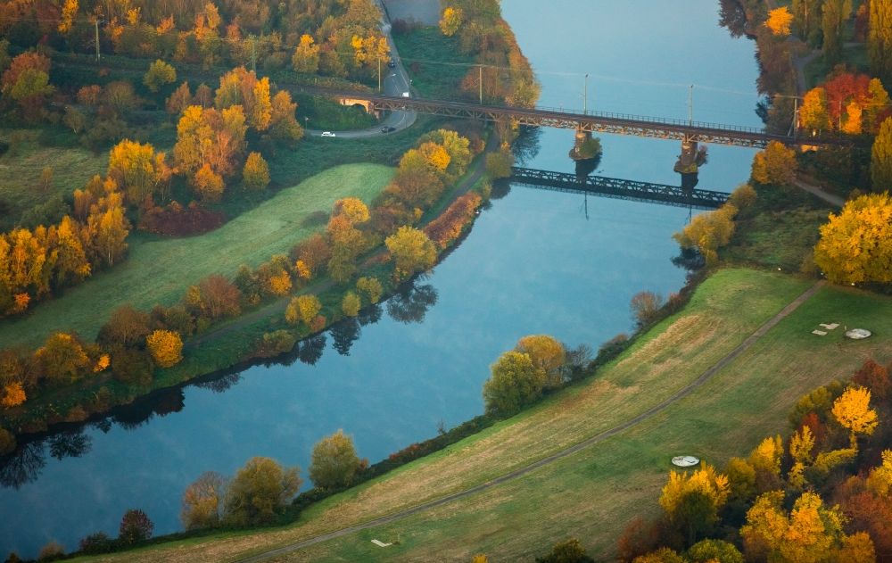 Essen aus der Vogelperspektive: Herbstlandschaft und Uferbereiche am Ruhreck Flußverlauf in Essen im Bundesland Nordrhein-Westfalen