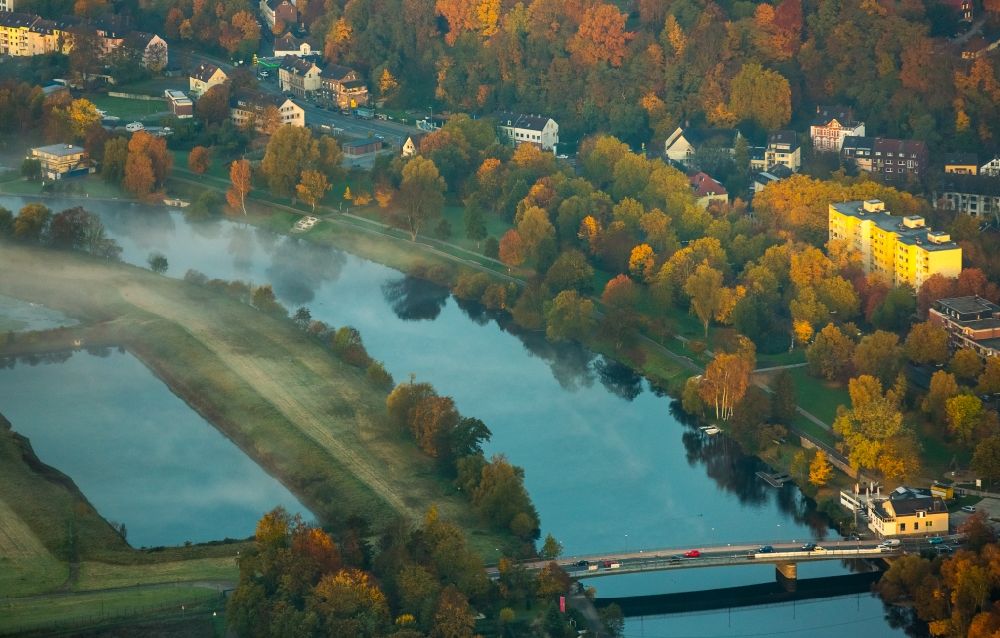 Luftbild Essen - Herbstlandschaft und Uferbereiche am Ruhreck Flußverlauf in Essen im Bundesland Nordrhein-Westfalen