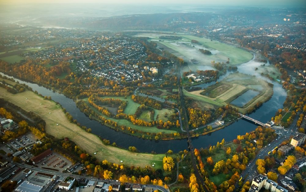 Luftaufnahme Essen - Herbstlandschaft und Uferbereiche am Ruhreck Flußverlauf in Essen im Bundesland Nordrhein-Westfalen