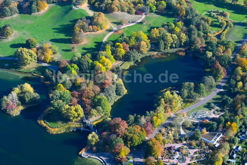 Luftbild Berlin - Herbstlandschaft der Uferbereiche des Sees Hauptsee am Britzer Garten im Ortsteil Britz in Berlin, Deutschland