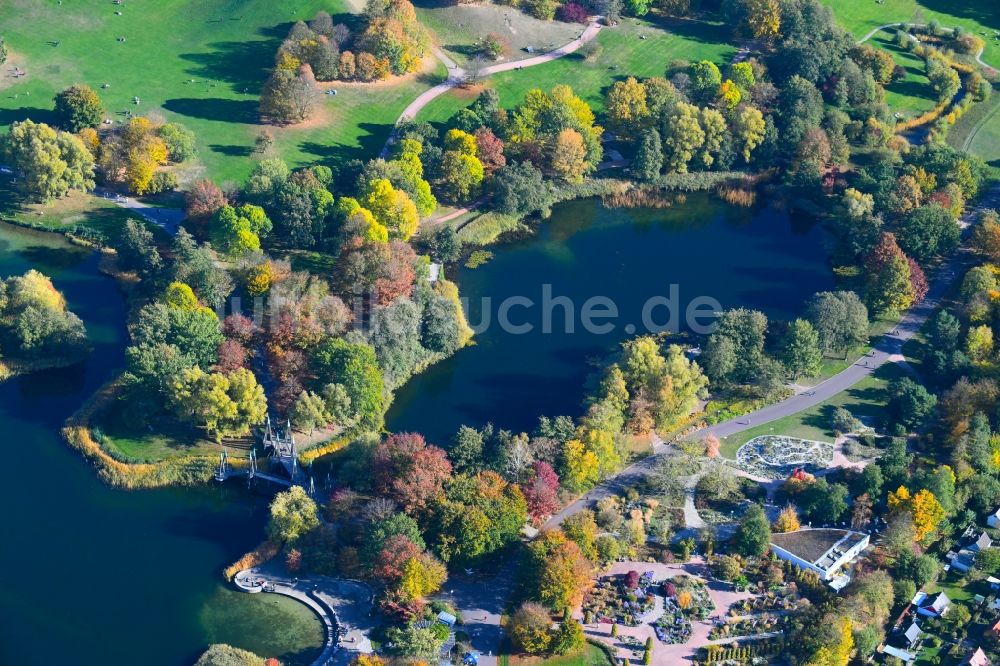 Luftaufnahme Berlin - Herbstlandschaft der Uferbereiche des Sees Hauptsee am Britzer Garten im Ortsteil Britz in Berlin, Deutschland