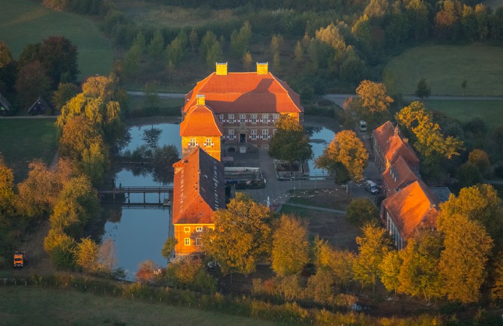 Hamm aus der Vogelperspektive: Herbstlandschaft Wassergraben mit Wasserschloß Schloss Oberwerries in Hamm im Bundesland Nordrhein-Westfalen, Deutschland