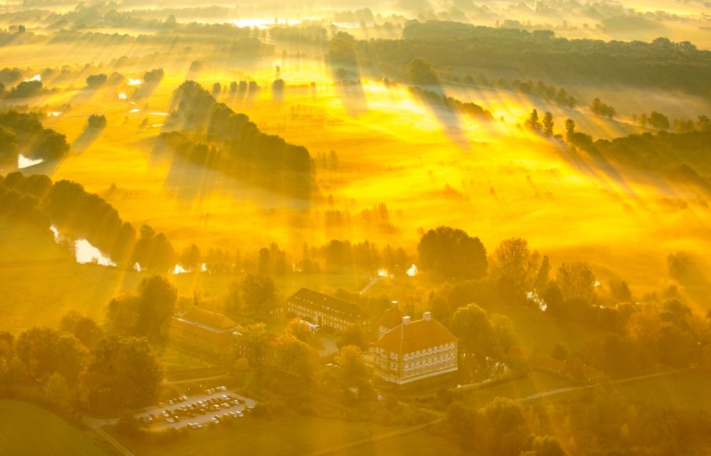 Luftaufnahme Hamm - Herbstlandschaft Wassergraben mit Wasserschloß Schloss Oberwerries in Hamm im Bundesland Nordrhein-Westfalen, Deutschland