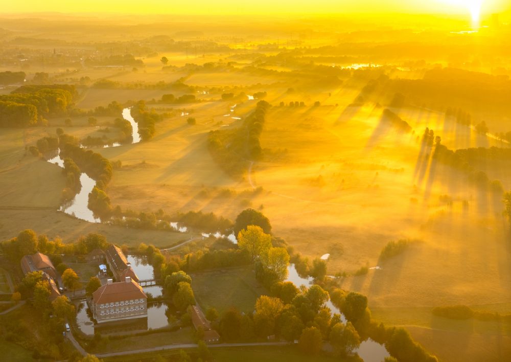 Luftbild Hamm - Herbstlandschaft Wassergraben mit Wasserschloß Schloss Oberwerries in Hamm im Bundesland Nordrhein-Westfalen, Deutschland