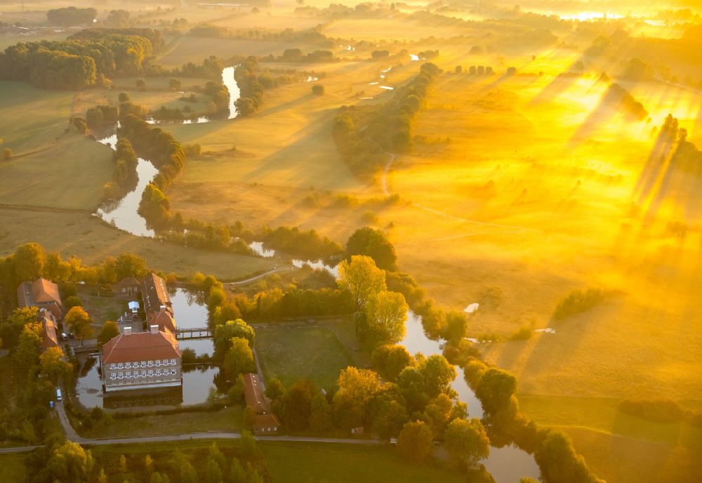 Luftaufnahme Hamm - Herbstlandschaft Wassergraben mit Wasserschloß Schloss Oberwerries in Hamm im Bundesland Nordrhein-Westfalen, Deutschland