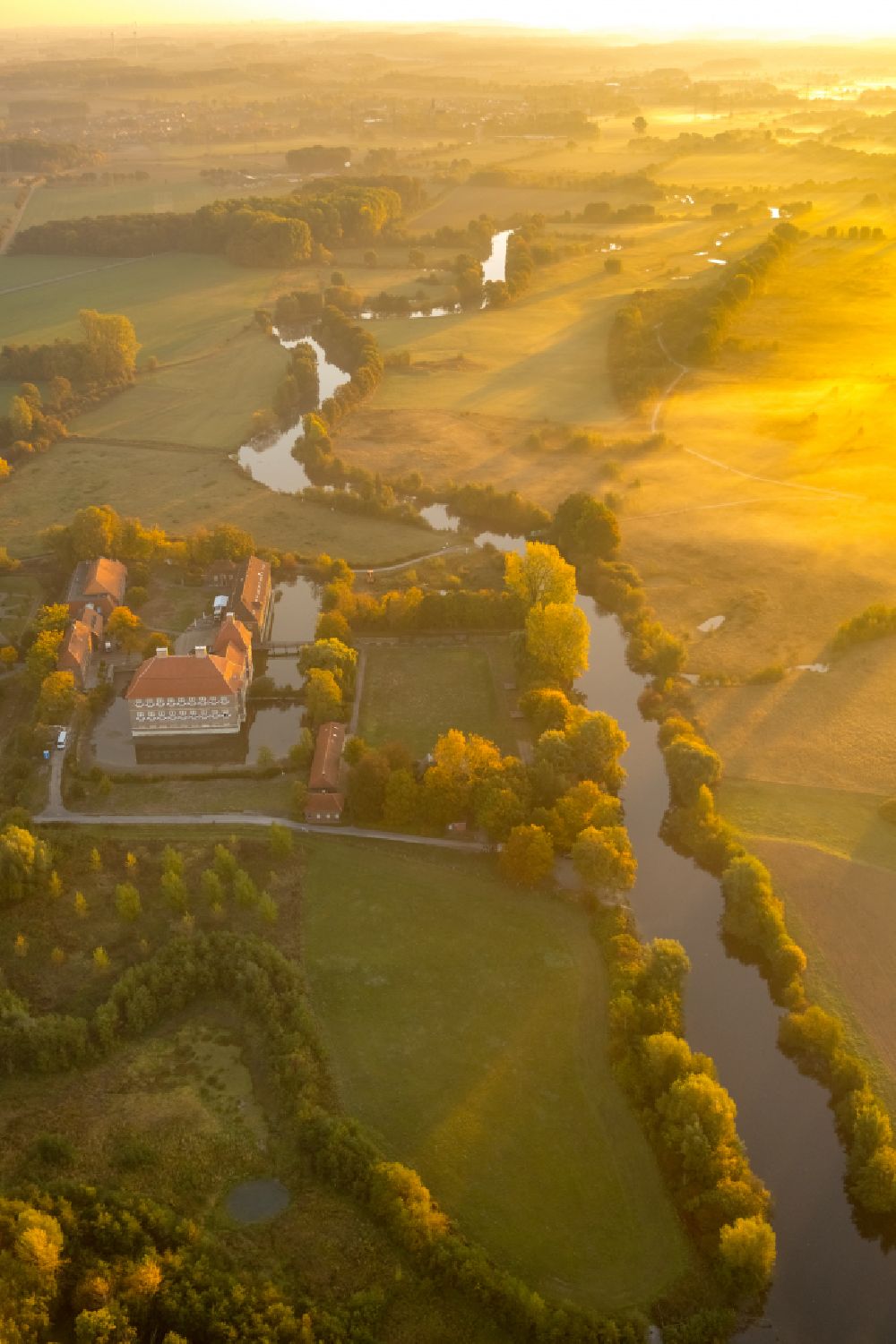 Hamm von oben - Herbstlandschaft Wassergraben mit Wasserschloß Schloss Oberwerries in Hamm im Bundesland Nordrhein-Westfalen, Deutschland