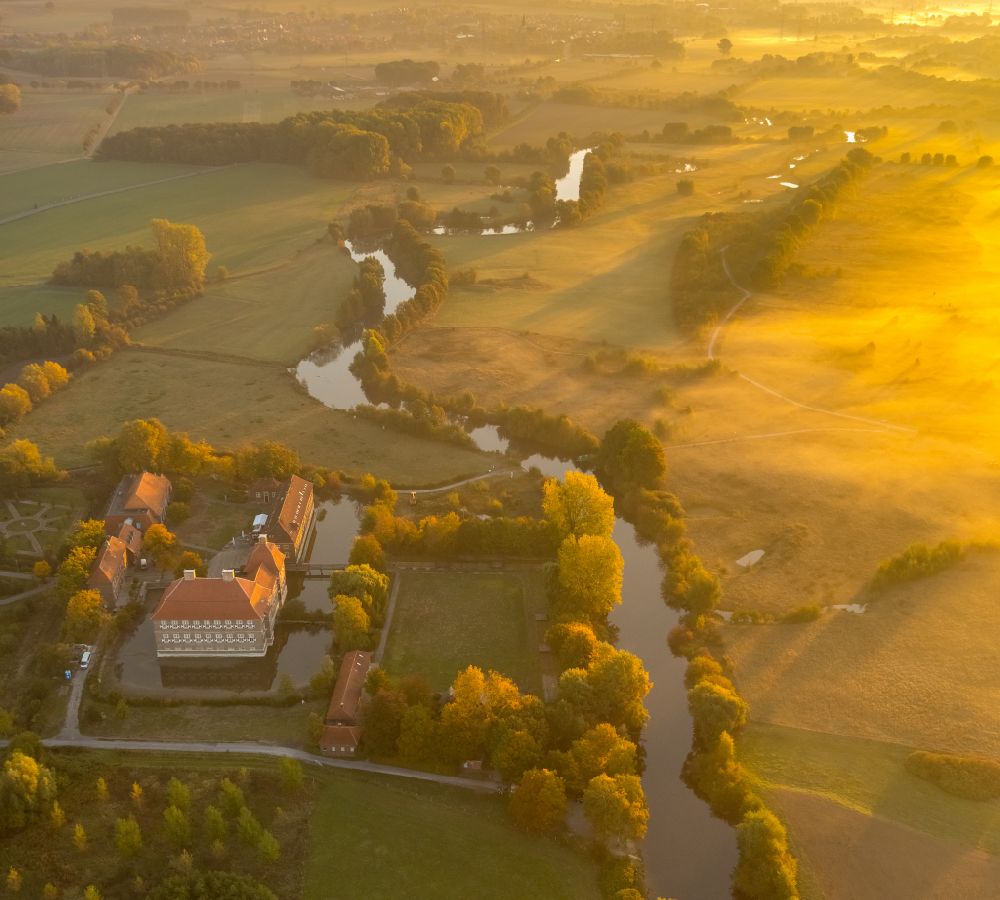 Hamm aus der Vogelperspektive: Herbstlandschaft Wassergraben mit Wasserschloß Schloss Oberwerries in Hamm im Bundesland Nordrhein-Westfalen, Deutschland