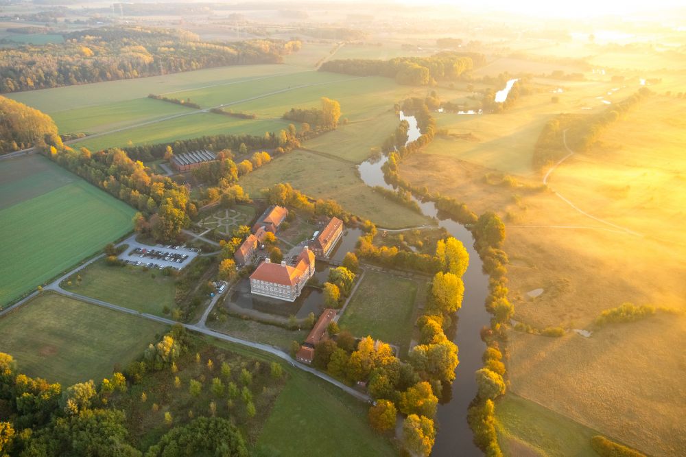 Luftbild Hamm - Herbstlandschaft Wassergraben mit Wasserschloß Schloss Oberwerries in Hamm im Bundesland Nordrhein-Westfalen, Deutschland