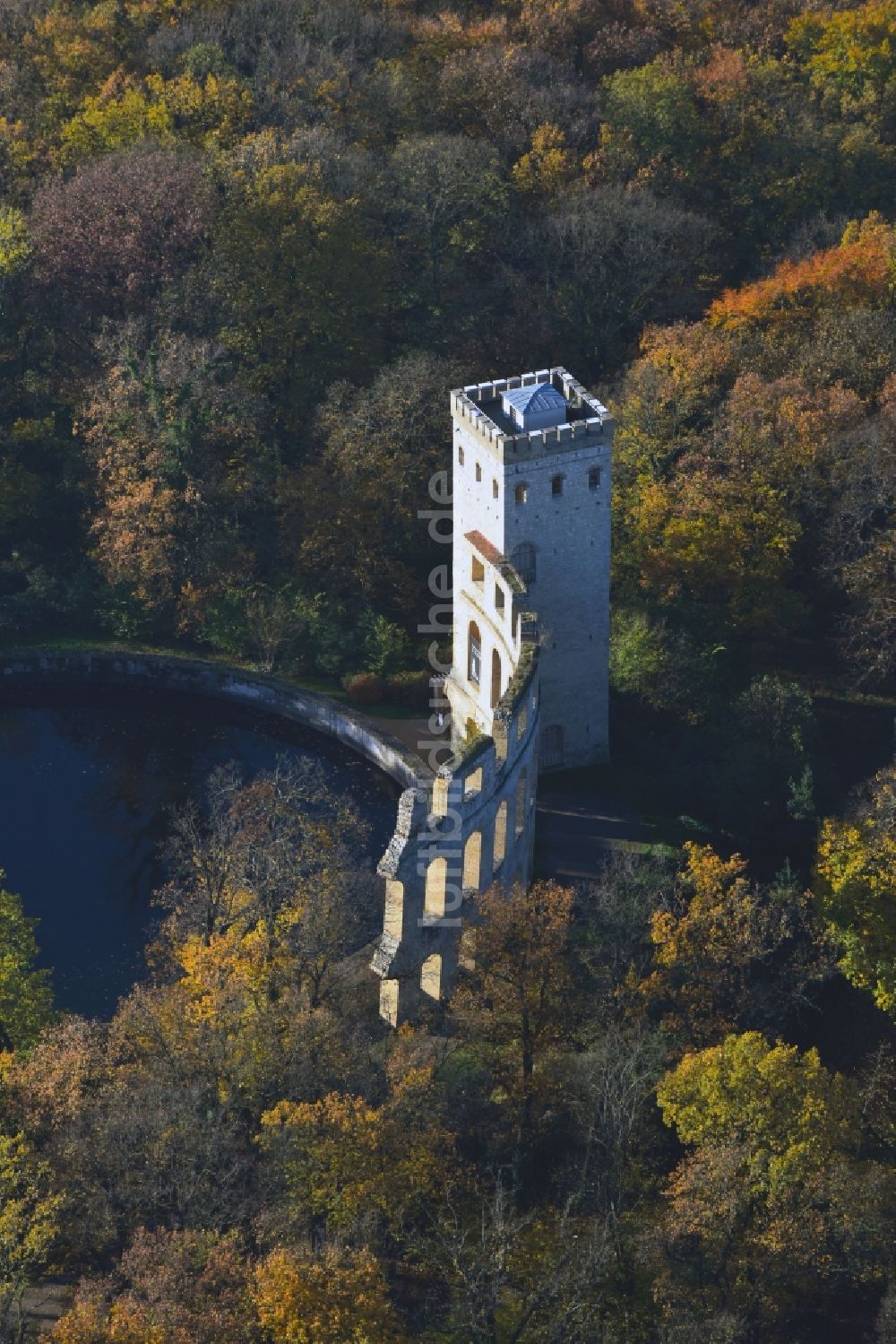 Potsdam aus der Vogelperspektive: Herbstlandschaft am Wasserwerk - Hochspeicher Anlage in Potsdam im Bundesland Brandenburg, Deutschland