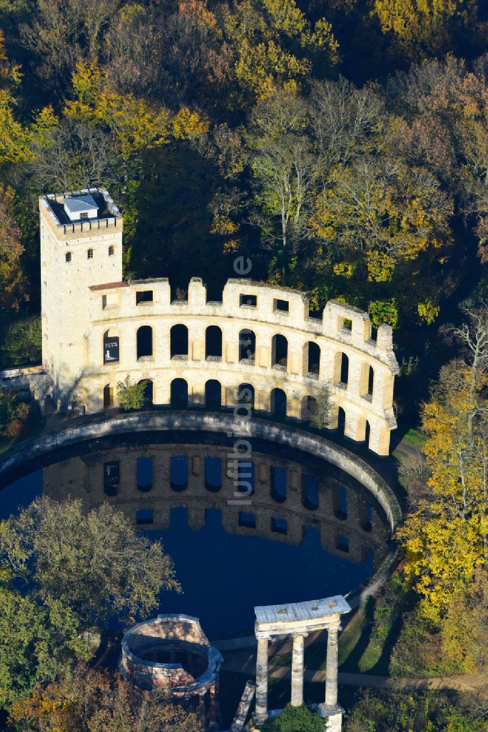 Luftbild Potsdam - Herbstlandschaft am Wasserwerk - Hochspeicher Anlage in Potsdam im Bundesland Brandenburg, Deutschland