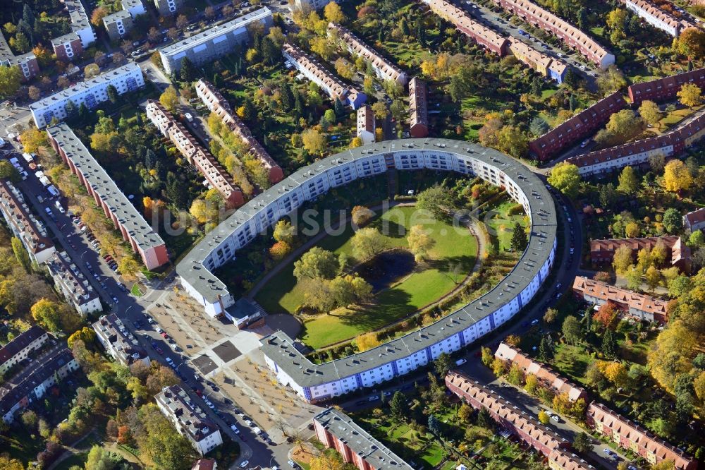Luftbild Berlin - Herbstlandschaft im Wohngebiet Hufeisensiedlung Berlin Britz