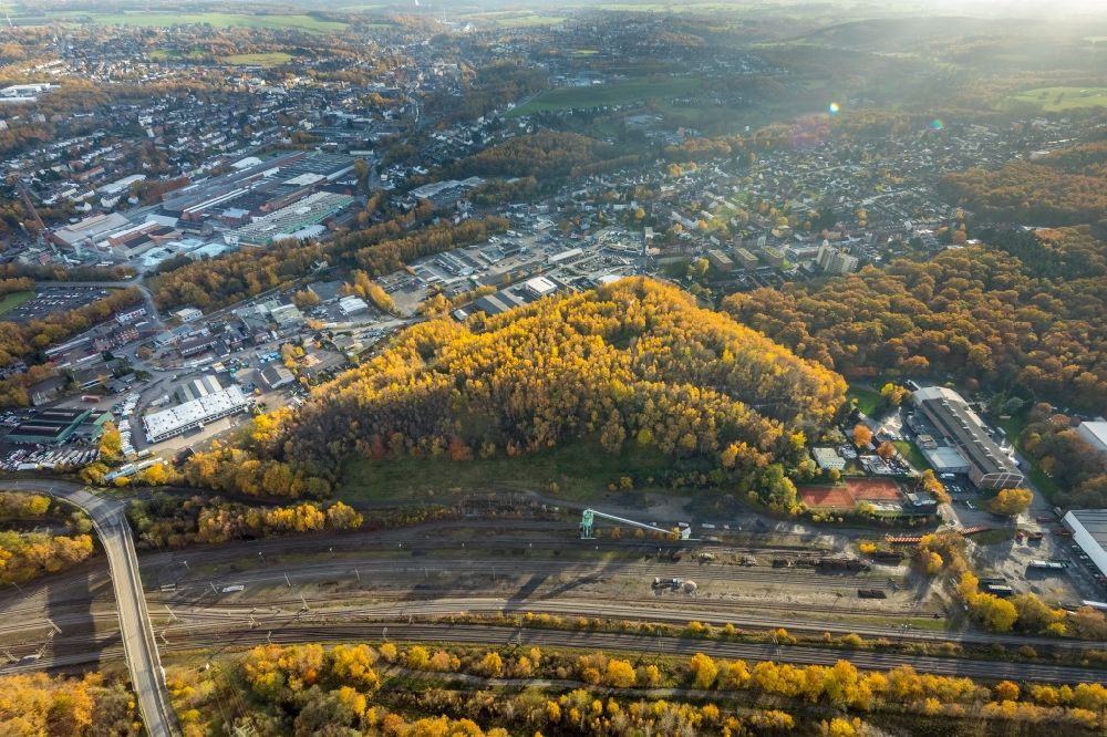 Stolberg (Rheinland) von oben - Herbstlich bunt gefärbte Laubbaum- Baumspitzen in einem Waldgebiet in Stolberg (Rheinland) im Bundesland Nordrhein-Westfalen, Deutschland