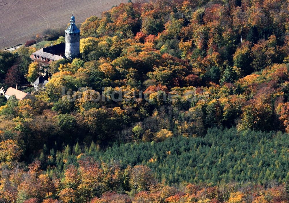 Tonndorf aus der Vogelperspektive: Herbstlich gefärbte Bäume um das Schloss Tonndorf bei Tonndorf in Thüringen