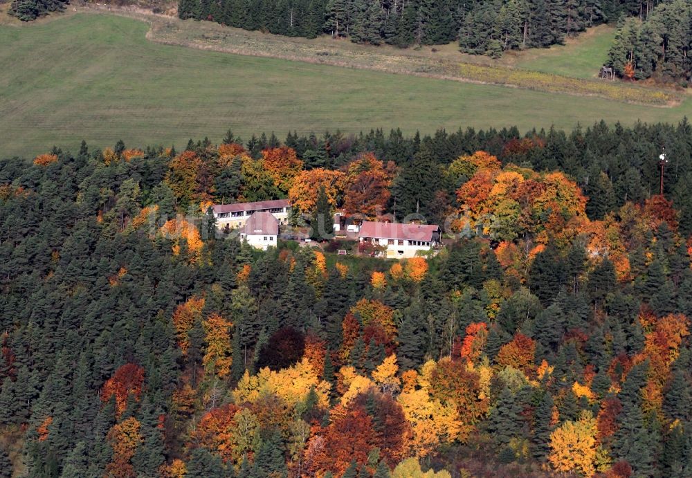 Luftaufnahme Meckfeld - Herbstlich gefärbte Bäume des Waldes um das Waldgasthaus Hotel Stiefelburg bei Meckfeld in Thüringen