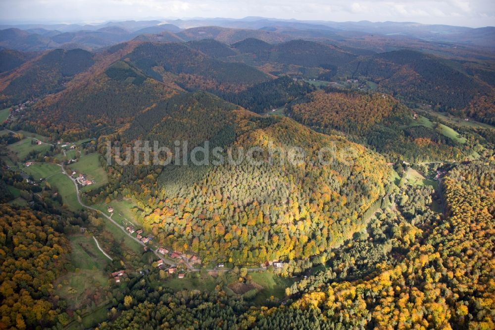 Luftaufnahme Windstein - Herbstlich gefärbte Wald und Berglandschaft der Nordvogesen in Windstein in Alsace-Champagne-Ardenne-Lorraine, Frankreich