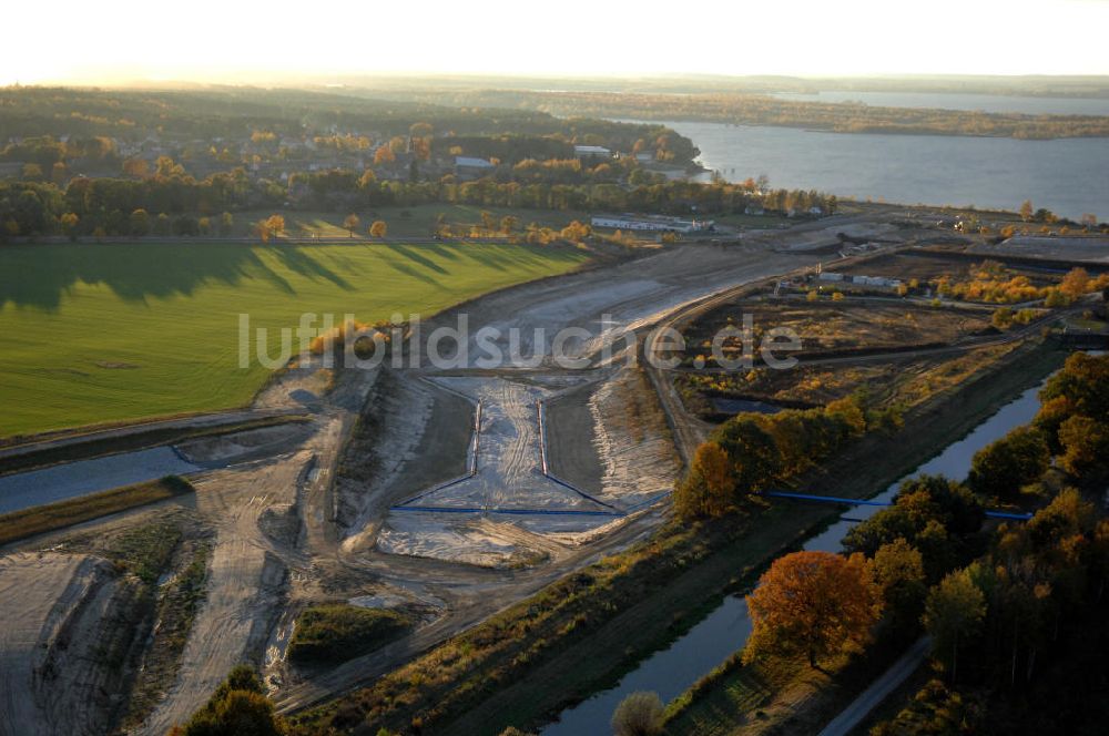 Luftbild Großkoschen - Herbstliche Baustelle Überleiter Lausitzer Seenland bei Großkoschen