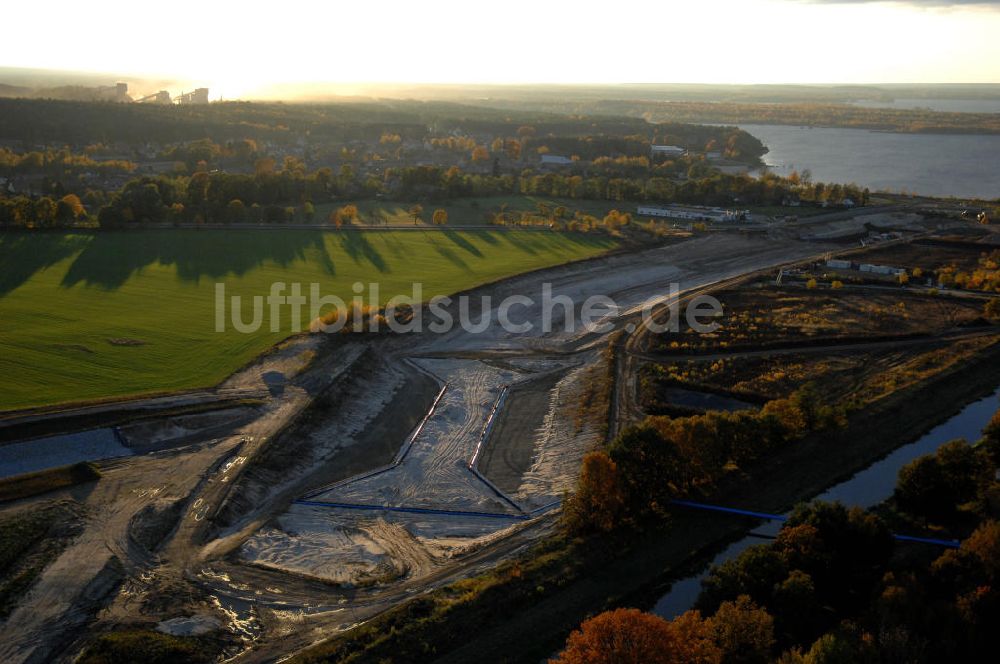 Luftaufnahme Großkoschen - Herbstliche Baustelle Überleiter Lausitzer Seenland bei Großkoschen