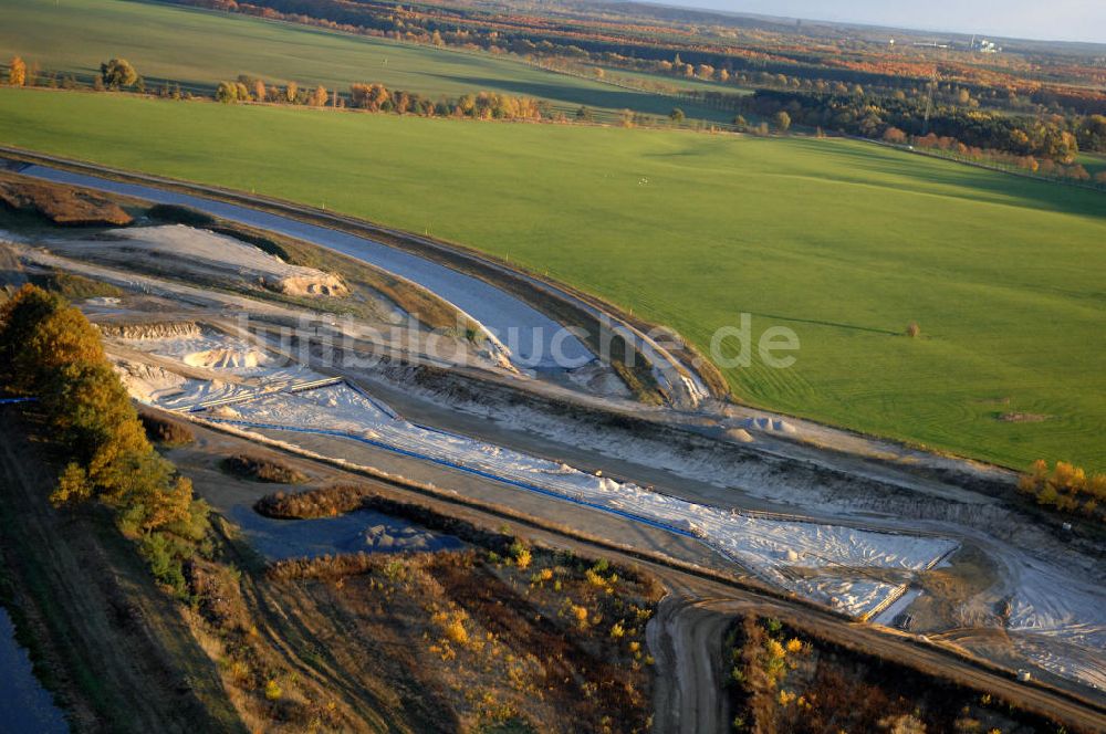 Großkoschen aus der Vogelperspektive: Herbstliche Baustelle Überleiter Lausitzer Seenland bei Großkoschen