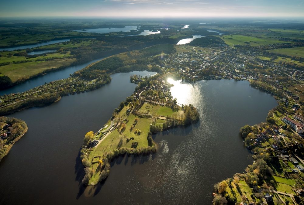 Feldberg von oben - Herbstliche Feldberger Seenlandschaft bei Feldberg im Bundesland Mecklenburg-Vorpommern