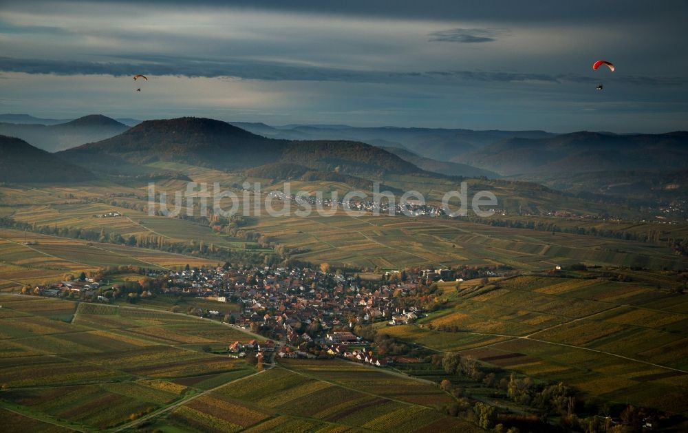 Luftaufnahme Landau in der Pfalz - Herbstliche Weinbergs- Landschaft der Winzer- Gebiete in Wollmesbeim bei Landau in der Pfalz im Bundesland Rheinland-Pfalz
