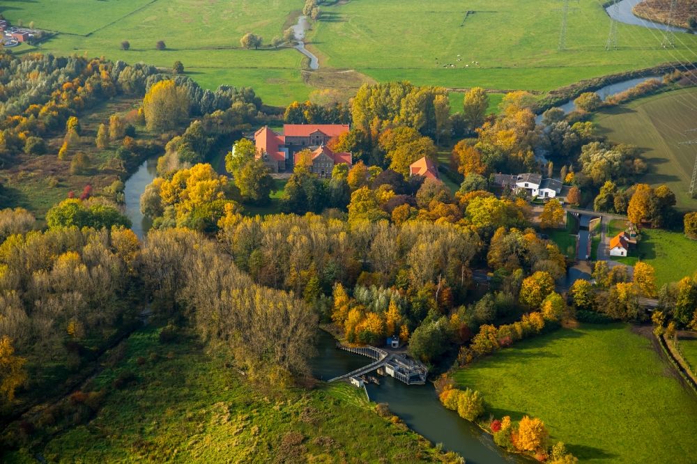 Luftaufnahme Hamm - Herbstlicher Flussverlauf der Lippe im Bereich des Life-Projekts Lippeaue im Norden des Stadtteils Uentrop in Hamm im Bundesland Nordrhein-Westfalen