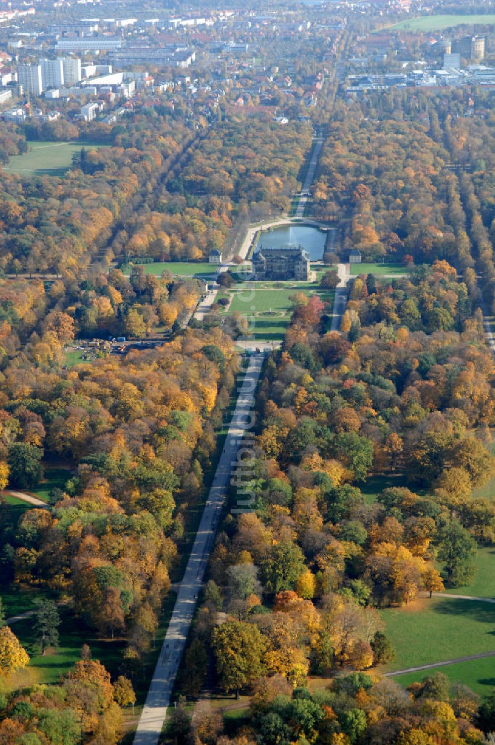 Dresden von oben - Herbstlicher Großer Garten / Volkspark in Dresden