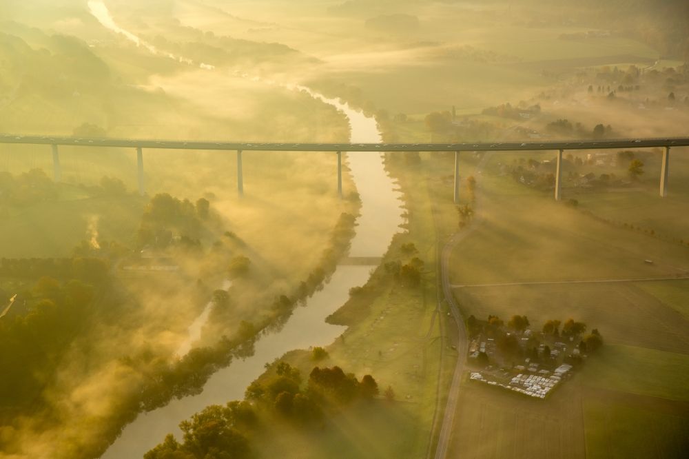 Luftbild Mülheim an der Ruhr - Herbstlicher Nebel am Autobahn- Brückenbauwerk der BAB A52 in Mülheim an der Ruhr im Bundesland Nordrhein-Westfalen