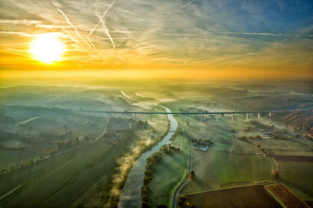Mülheim an der Ruhr aus der Vogelperspektive: Herbstlicher Nebel am Autobahn- Brückenbauwerk der BAB A52 in Mülheim an der Ruhr im Bundesland Nordrhein-Westfalen