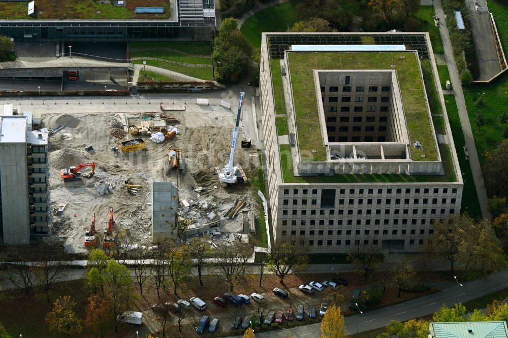Luftaufnahme München - Herbstluftbild Abriss des ehemaligen Hochhaus des Finanzamt im Ortsteil Maxvorstadt in München im Bundesland Bayern, Deutschland