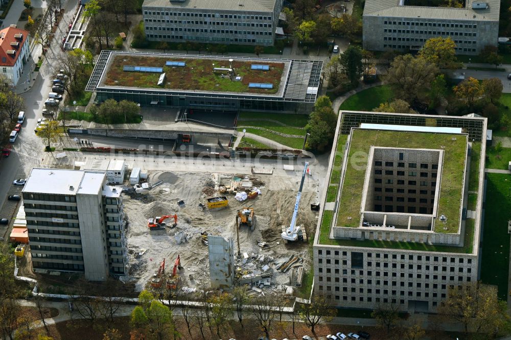 München von oben - Herbstluftbild Abriss des ehemaligen Hochhaus des Finanzamt im Ortsteil Maxvorstadt in München im Bundesland Bayern, Deutschland