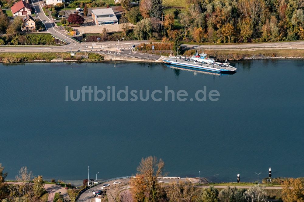 Luftaufnahme Rheinau - Herbstluftbild Anleger eines Fähr- Schiffes am Rhein in Rheinau im Bundesland Baden-Württemberg, Deutschland