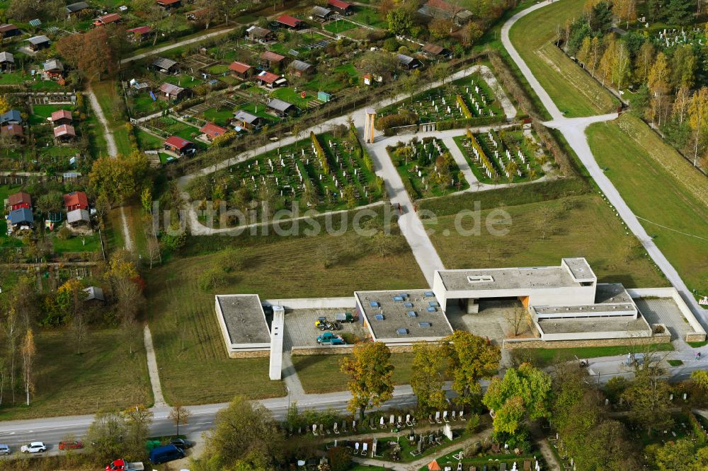 Luftbild München - Herbstluftbild Aussegnungshalle und Gelände des Friedhofes Riem im Ortsteil Trudering-Riem in München im Bundesland Bayern, Deutschland