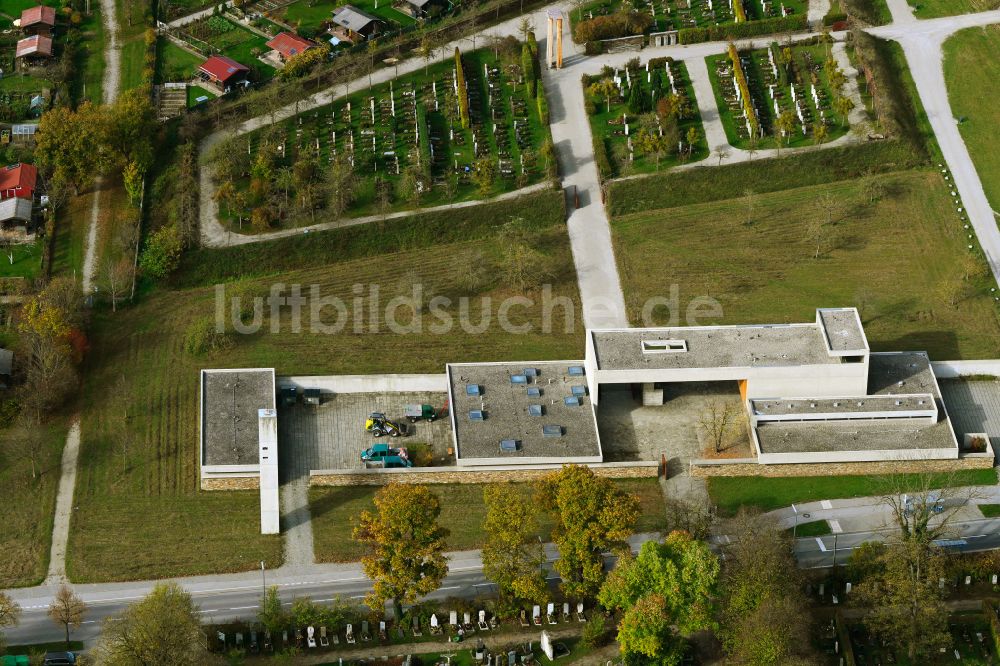 Luftaufnahme München - Herbstluftbild Aussegnungshalle und Gelände des Friedhofes Riem im Ortsteil Trudering-Riem in München im Bundesland Bayern, Deutschland