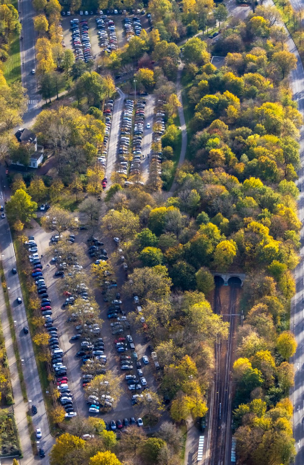 Gelsenkirchen von oben - Herbstluftbild Auto- Parkplatz und Abstellfläche am Tunnel der Straßenbahn - Tram der Linie 301 in Gelsenkirchen im Bundesland Nordrhein-Westfalen, Deutschland