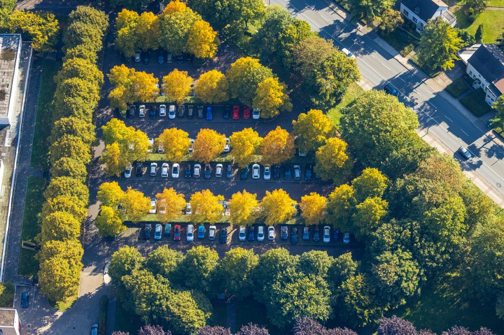 Unna von oben - Herbstluftbild Auto- Parkplatz und Abstellfläche in Unna im Bundesland Nordrhein-Westfalen, Deutschland