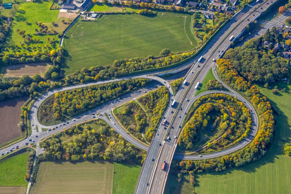 Luftbild Duisburg - Herbstluftbild Autobahn- Anschlussstelle der BAB A42 in Duisburg im Bundesland Nordrhein-Westfalen, Deutschland