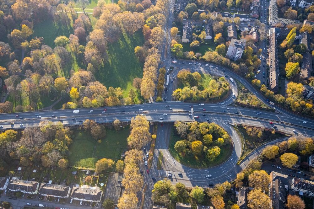 Luftbild Duisburg - Herbstluftbild Autobahn- Anschlussstelle der BAB A59 im Ortsteil Mittelmeiderich in Duisburg im Bundesland Nordrhein-Westfalen, Deutschland