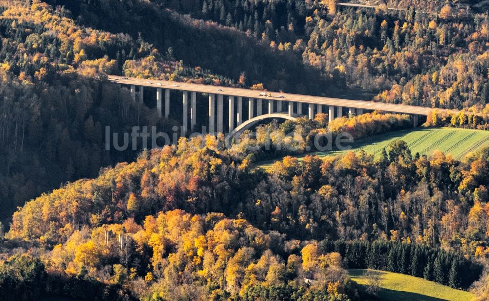 Luftbild Rottweil - Herbstluftbild Autobahn- Brückenbauwerk der BAB A81 über die Schleifen des Neckartals in Rottweil im Bundesland Baden-Württemberg, Deutschland