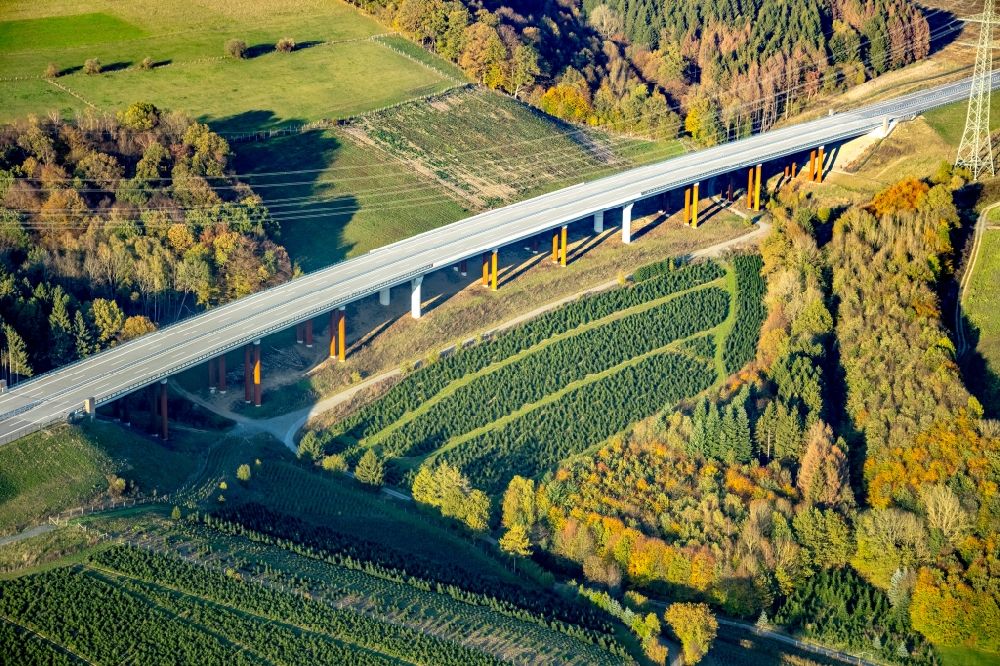 Luftaufnahme Bestwig - Herbstluftbild Autobahn- Brückenbauwerk der BAB A46 in Bestwig im Bundesland Nordrhein-Westfalen, Deutschland