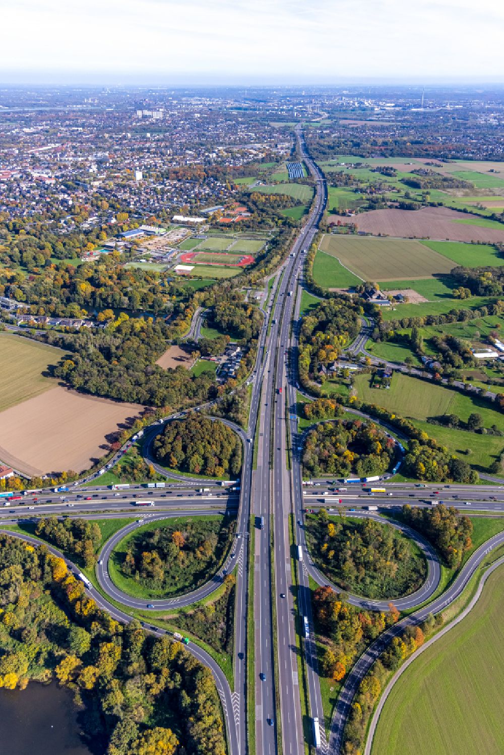 Luftbild Bettenkamp - Herbstluftbild Autobahnkreuz der BAB A40 und BAB A57 am Kreuz Moers in Bettenkamp im Bundesland Nordrhein-Westfalen, Deutschland