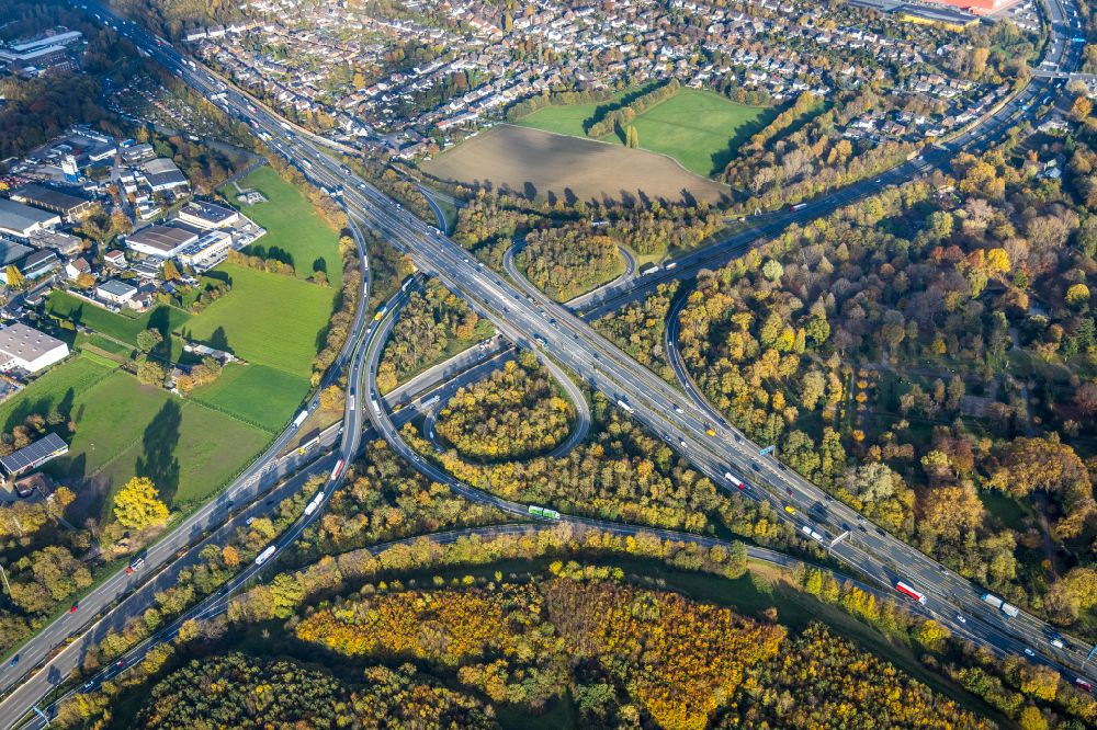 Duisburg aus der Vogelperspektive: Herbstluftbild Autobahnkreuz der BAB A3 - A42 Oberhausen-West in Duisburg im Bundesland Nordrhein-Westfalen, Deutschland