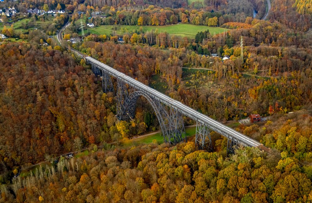 Luftbild Müngsten - Herbstluftbild Bahn- Brückenbauwerk Müngstener Brücke in Müngsten im Bundesland Nordrhein-Westfalen, Deutschland