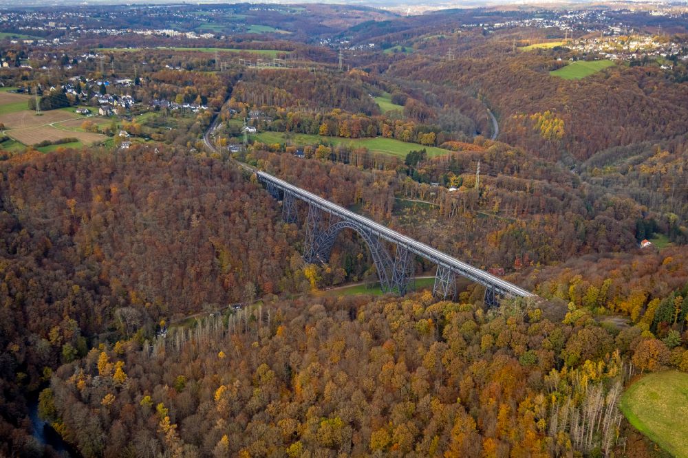 Luftaufnahme Müngsten - Herbstluftbild Bahn- Brückenbauwerk Müngstener Brücke in Müngsten im Bundesland Nordrhein-Westfalen, Deutschland