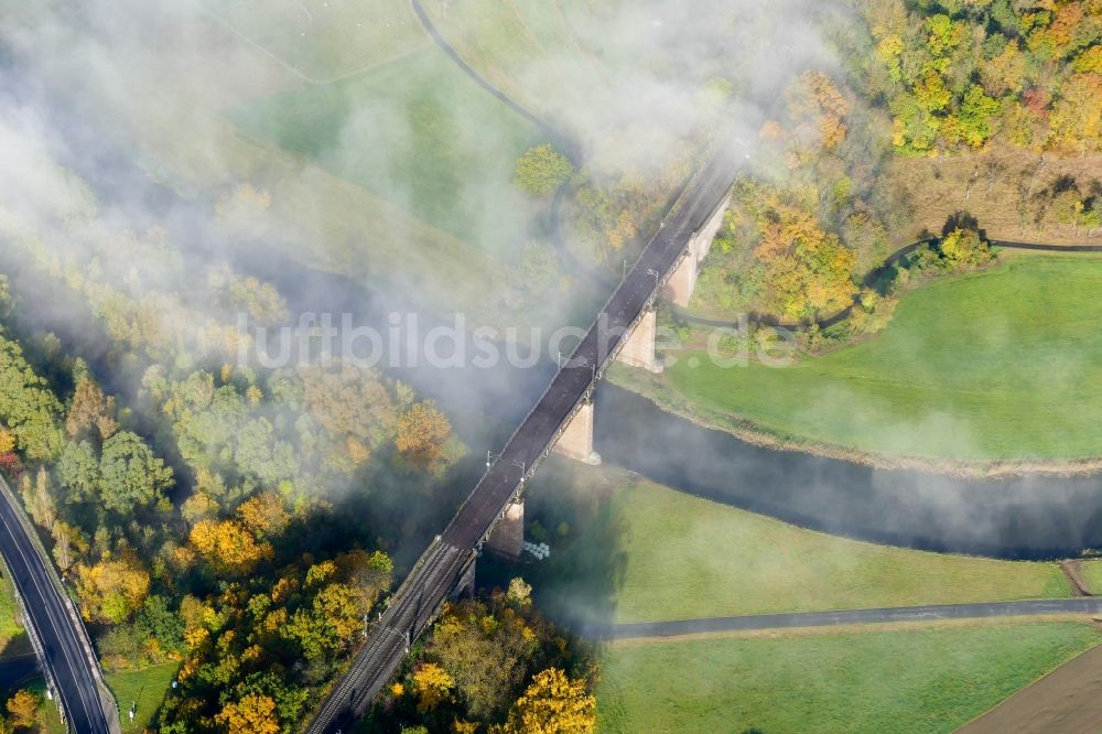 Luftaufnahme Witzenhausen - Herbstluftbild Bahn- Brückenbauwerk im Nebel in Witzenhausen im Bundesland Hessen, Deutschland