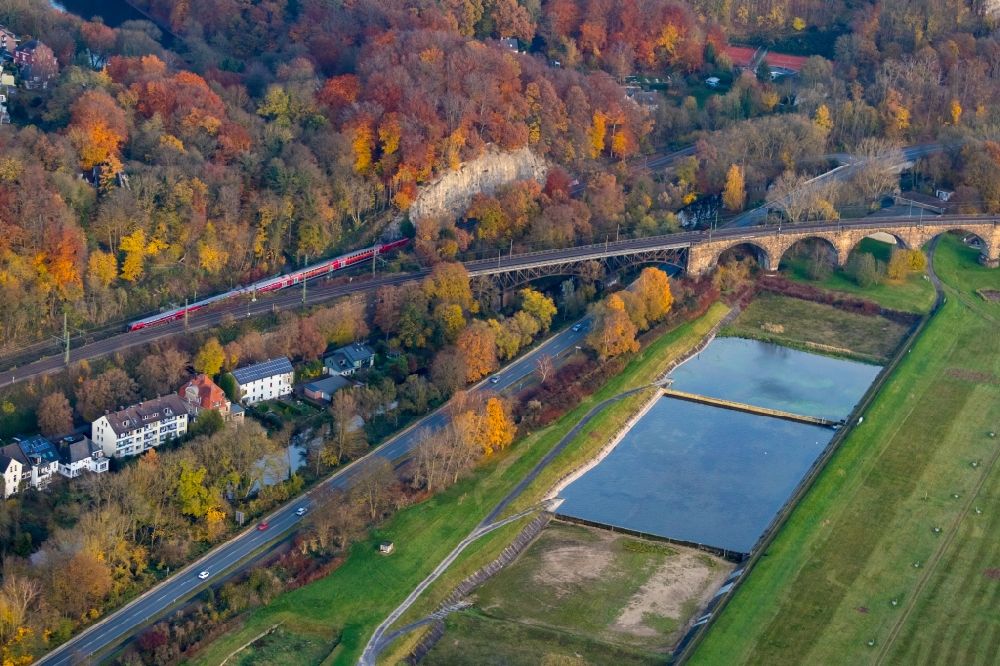 Witten von oben - Herbstluftbild Bahn- Brückenbauwerk in Witten im Bundesland Nordrhein-Westfalen, Deutschland