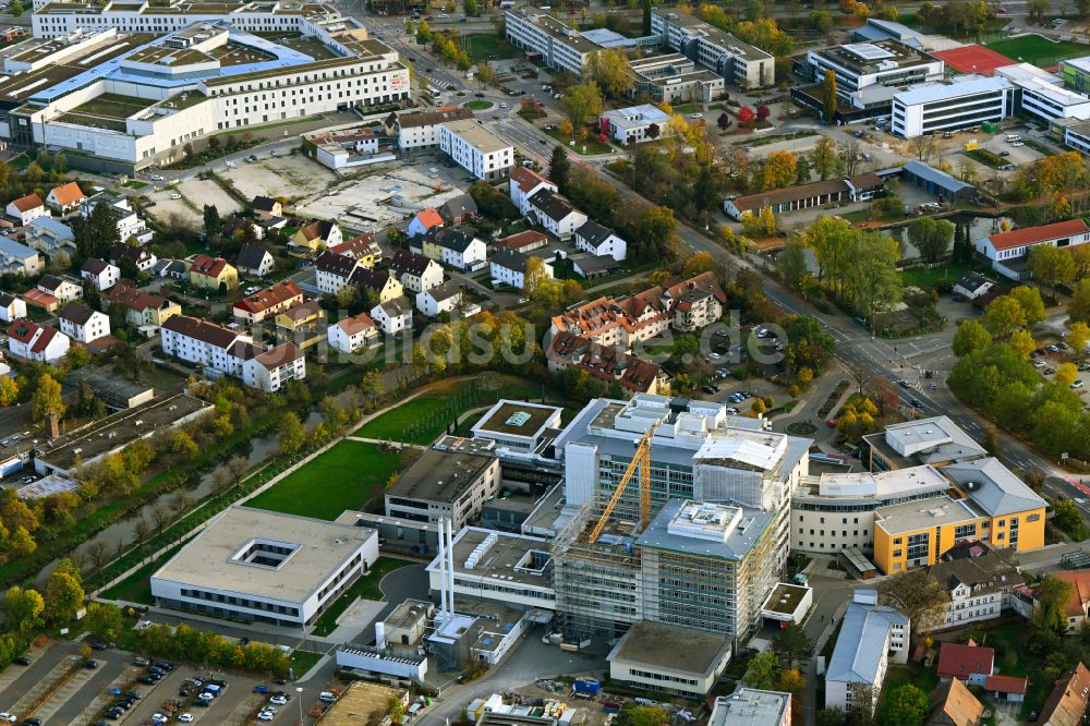 Luftbild Neumarkt in der Oberpfalz - Herbstluftbild Baustelle für einen Erweiterungs- Neubau auf dem Klinikgelände des Krankenhauses Klinikum Neumarkt i.d.OPf in Neumarkt in der Oberpfalz im Bundesland Bayern, Deutschland
