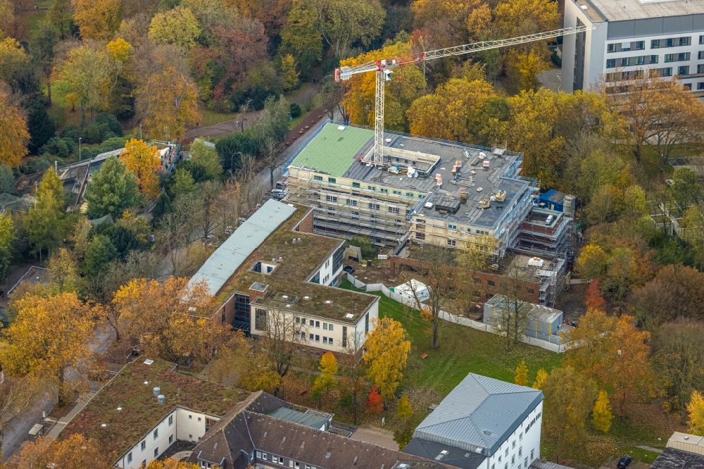 Luftaufnahme Bochum - Herbstluftbild Baustelle für einen Erweiterungs- Neubau auf dem Klinikgelände des Krankenhauses LWL-Universitätsklinikum in Bochum im Bundesland Nordrhein-Westfalen, Deutschland