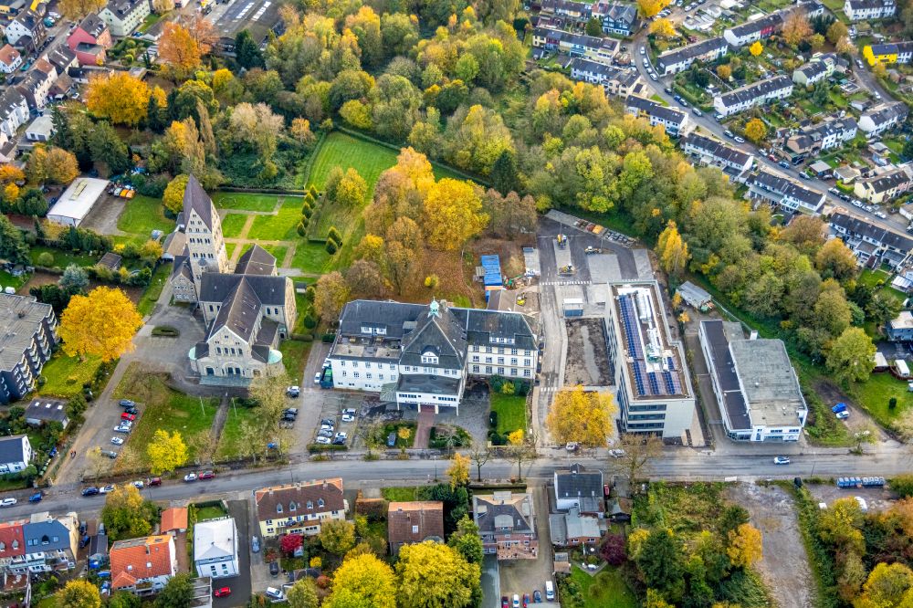 Bochum von oben - Herbstluftbild Baustelle für einen Erweiterungs- Neubau auf dem Klinikgelände des Krankenhauses Maria-Hilf-Krankenhaus in Bochum im Bundesland Nordrhein-Westfalen, Deutschland