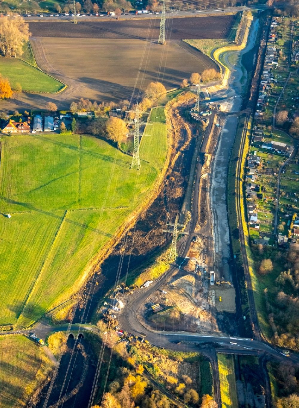 Luftaufnahme Bottrop - Herbstluftbild Baustelle der Kanalarbeiten am Flusslauf des Kanals Boye in Bottrop im Bundesland Nordrhein-Westfalen, Deutschland